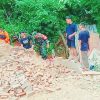 TAK HANYA HADIR DI TENGAH RAKYAT, BABINSA TURUN TANGAN BONGKAR RUMAH WARGA, WUJUD NYATA KEMANUNGGALAN TNI
