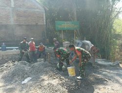 Semangat Gotong Royong, TNI Bersama Warga Kebut Pengecoran Jembatan Merah Putih di Sumberwindu