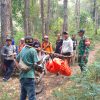 Babinsa Turun Langsung Evakuasi Warga Ditemukan Meninggal di Hutan Gajah Mungkur Sawahan
