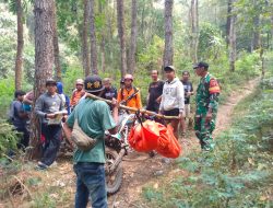 Babinsa Turun Langsung Evakuasi Warga Ditemukan Meninggal di Hutan Gajah Mungkur Sawahan