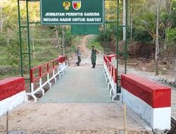 Jaga Akses Vital Warga, Babinsa Sawahan Bersama Linmas Patroli Jembatan Merah Putih Desa Bareng