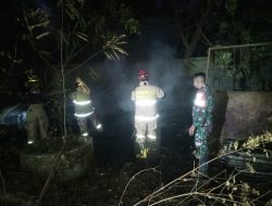 Babinsa Koramil 0810/15 Rejoso Sigap Bantu Damkar Padamkan Kebakaran Tumpukan Kayu Milik Warga Binaan