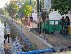 Tak Gentar Kotor! Prajurit TNI Turun Langsung ke Sungai, Bersihkan Sampah Sambut HUT ke-81