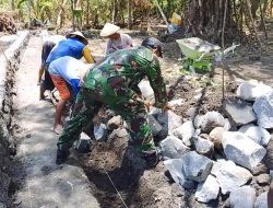 CEGAH BANJIR SEBELUM HUJAN DATANG, BABINSA BAGOR AJAK WARGA PESUDUKUH BERSIHKAN SALURAN AIR