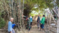 Antisipasi Kebakaran di Musim Kemarau, Babinsa Koramil 0810/15 Rejoso Bersama Masyarakat Kerja Bakti Tebang Rumpun Bambu di Wilayah Binaan
