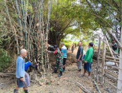 Antisipasi Kebakaran di Musim Kemarau, Babinsa Koramil 0810/15 Rejoso Bersama Masyarakat Kerja Bakti Tebang Rumpun Bambu di Wilayah Binaan