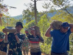KARYA BAKTI PENATAAN JALAN, WUJUD SINERGI TNI DAN MASYARAKAT DI DUSUN BARENG KECAMATAN SAWAHAN.