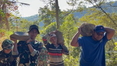 KARYA BAKTI PENATAAN JALAN, WUJUD SINERGI TNI DAN MASYARAKAT DI DUSUN BARENG KECAMATAN SAWAHAN.