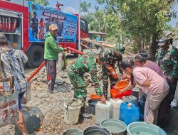 Kodim 0810/Nganjuk Dan Yonif TP 933/Macan Wilis Salurkan Air Bersih bagi Warga Terdampak Kemarau di Ngluyu
