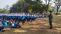 Melatih Kedisiplinan, Babinsa Desa Sanggrahan Berikan Pelatihan PBB kepada Siswa-Siswi MTsN 3 Nganjuk