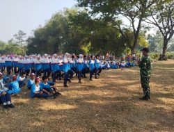 Melatih Kedisiplinan, Babinsa Desa Sanggrahan Berikan Pelatihan PBB kepada Siswa-Siswi MTsN 3 Nganjuk