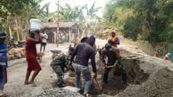 Perkuat Kemanunggalan TNI dan Rakyat, Anggota Koramil 0810/15 Rejoso Bersama Warga Gotong Royong Pengecoran Abutmen Jembatan Garuda di Desa Klagen