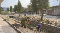 Babinsa Gampeng Bersama Warga Gotong Royong Perbaiki Drainase, Perkuat Kemanunggalan TNI dengan Rakyat
