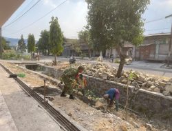 Babinsa Gampeng Bersama Warga Gotong Royong Perbaiki Drainase, Perkuat Kemanunggalan TNI dengan Rakyat