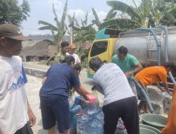 Babinsa Ngluyu Turun Langsung Dampingi Penyaluran Air Bersih, Wujud Kepedulian TNI kepada Warga Desa Gampeng