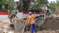 Wujud Kepedulian terhadap Pembangunan Infrastruktur, Babinsa Koramil 0810/15 Rejoso Bersama Masyarakat Laksanakan Pengecatan Jembatan Garuda di Desa Klagen