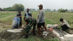 Babinsa Koramil 0810/08 Baron Melaksanakan Karya Bhakti Pembuatan Jembatan Untuk Aliran Air Bersama Masyarakat