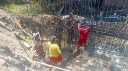 Babinsa Koramil 0810/15 Rejoso Gotong Royong Penganyaman Besi Abutmen Jembatan Garuda di Desa Klagen