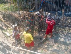 Babinsa Koramil 0810/15 Rejoso Gotong Royong Penganyaman Besi Abutmen Jembatan Garuda di Desa Klagen