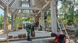 Babinsa Selorejo Bersama Warga Gotong Royong Bangun Rumah Singgah di Area Pemakaman Umum