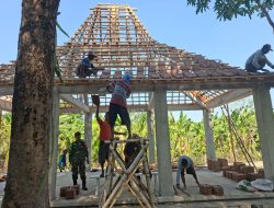 Gotong Royong Bangun Rumah Singgah di TPU, Babinsa Selorejo dan Warga Perkuat Kepedulian Sosial