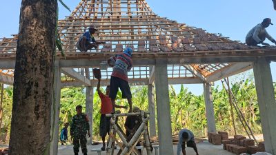 Gotong Royong Bangun Rumah Singgah di TPU, Babinsa Selorejo dan Warga Perkuat Kepedulian Sosial