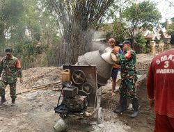 Gotong Royong Cor Abutmen Jembatan Garuda, Koramil 0810/15 Rejoso dan Warga Klagen Bersatu Bangun Infrastruktur Desa
