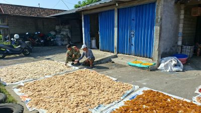 Pererat Silaturahmi dan Kemanunggalan TNI-Rakyat, Babinsa Tanjunganom Aktif Komsos dengan Warga