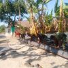 Pererat Kemanunggalan TNI dengan Rakyat, Anggota Koramil 0810/15 Rejoso Bersama Warga Kerja Bakti Pemasangan Besi WF Jembatan Garuda di Desa Klagen