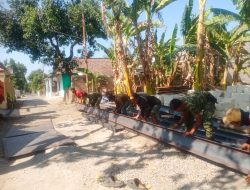 Pererat Kemanunggalan TNI dengan Rakyat, Anggota Koramil 0810/15 Rejoso Bersama Warga Kerja Bakti Pemasangan Besi WF Jembatan Garuda di Desa Klagen