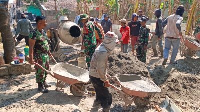 Di Bawah Terik Matahari, Babinsa dan Warga Kompak Cor Pondasi Jembatan Garuda Desa Klagen