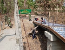 Babinsa Koramil 0810/15 Rejoso Bersama Warga Gotong Royong Pasang Begesting Jembatan Garuda di Desa Talun