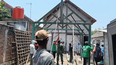 Babinsa Gotong Royong Bangun Rumah Warga, Perkuat Kemanunggalan TNI dengan Rakyat