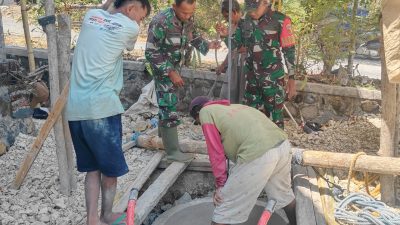 Babinsa Bersama Warga Gotong Royong Bangun Sumur, Bantu Penuhi Kebutuhan Air 3 KK di Semanding