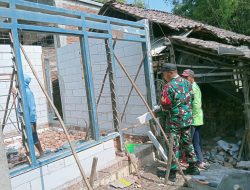 Ringankan Beban Warga, Babinsa Blitaran Sertu Sunyoto Turun Langsung Bantu Rehabilitasi Rumah