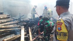 Babinsa Koramil 0810/15 Rejoso Bantu Petugas Damkar Padamkan Api yang Membakar Bekas Kandang Sapi di Wilayah Binaan