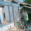 Ringankan Beban Warga, Babinsa Blitaran Turun Tangan Bantu Rehabilitasi Rumah
