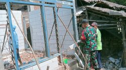 Ringankan Beban Warga, Babinsa Blitaran Turun Tangan Bantu Rehabilitasi Rumah