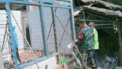 Ringankan Beban Warga, Babinsa Blitaran Turun Tangan Bantu Rehabilitasi Rumah