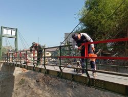 PEMBANGUNAN JEMBATAN PERINTIS GARUDA DI GONDANGKULON CAPAI 90 PERSEN, KODIM 0810/NGANJUK TERUS DORONG AKSES MASYARAKAT
