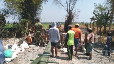 PEMBANGUNAN JEMBATAN PERINTIS GARUDA DI KEDUNGGLUGU CAPAI 43 PERSEN, KODIM 0810/NGANJUK TERUS PACU PEMBANGUNAN INFRASTRUKTUR DESA