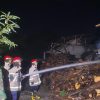Babinsa Bersama Petugas Damkar dan Warga Padamkan Kebakaran Tumpukan Kayu di Prambon Nganjuk