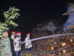 Babinsa Bersama Petugas Damkar dan Warga Padamkan Kebakaran Tumpukan Kayu di Prambon Nganjuk