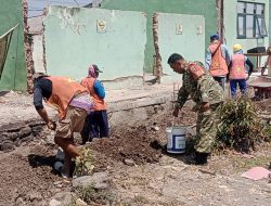 Peduli Pendidikan Anak Bangsa, Babinsa Bagor Bersama Warga Gotong Royong Renovasi SDN 1 Kutorejo