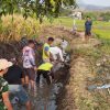 Antisipasi Musim Penghujan, Babinsa Koramil 0810/15 Rejoso Bersama Warga Normalisasi Saluran Irigasi di Desa Tritik