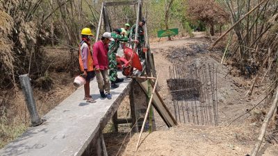 Anggota Koramil 0810/15 Rejoso Bersama Warga Desa Talun Gotong Royong Pengecoran Pondasi Jembatan Garuda