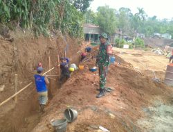 Dukung Pendidikan Berkualitas, Babinsa Ngetos Turun Langsung Pantau Rehabilitasi SMK PGRI Ngetos