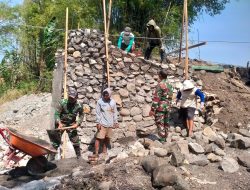 PEMBANGUNAN JEMBATAN GARUDA DI DESA KEDUNGGLUGU CAPAI 32 PERSEN, TNI BERSAMA WARGA TERUS KEBUT PENGERJAAN