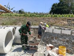 Perkuat Kemanunggalan TNI dengan Rakyat, Babinsa Koramil Ngluyu Bantu Pembangunan Pagar di Desa Bajang
