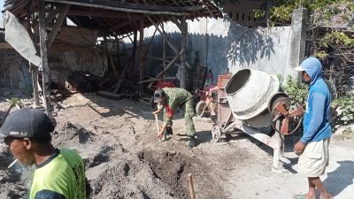 Wujud Kepedulian terhadap Tempat Ibadah, Babinsa Koramil 0810/15 Rejoso Bersama Warga Gotong Royong Pengecoran Pondasi Mushola Arrohman di Desa Mlorah